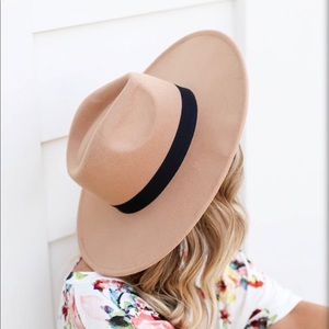 Felt Wide-Brim Fedora Hat